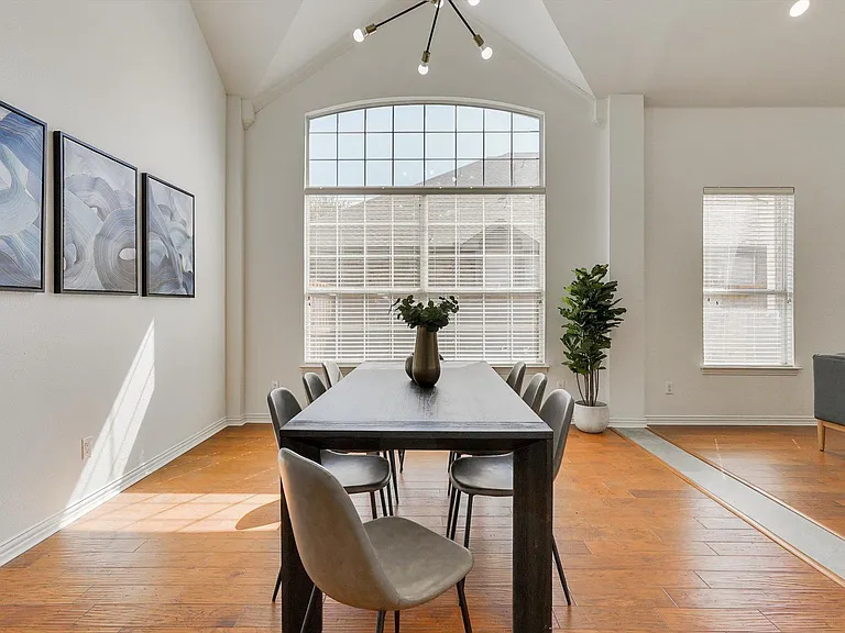 2410 Shorewood Ct — Photo 11