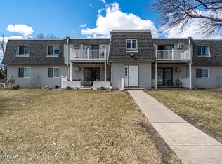 305 N 51st St, Grand Forks, ND 58203
