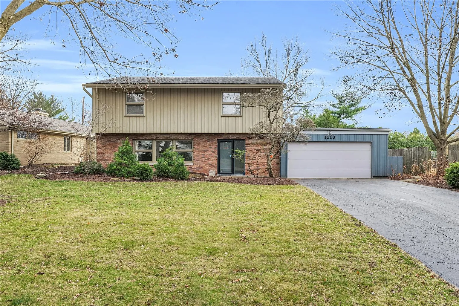 1513 Maplecrest Dr photo 1