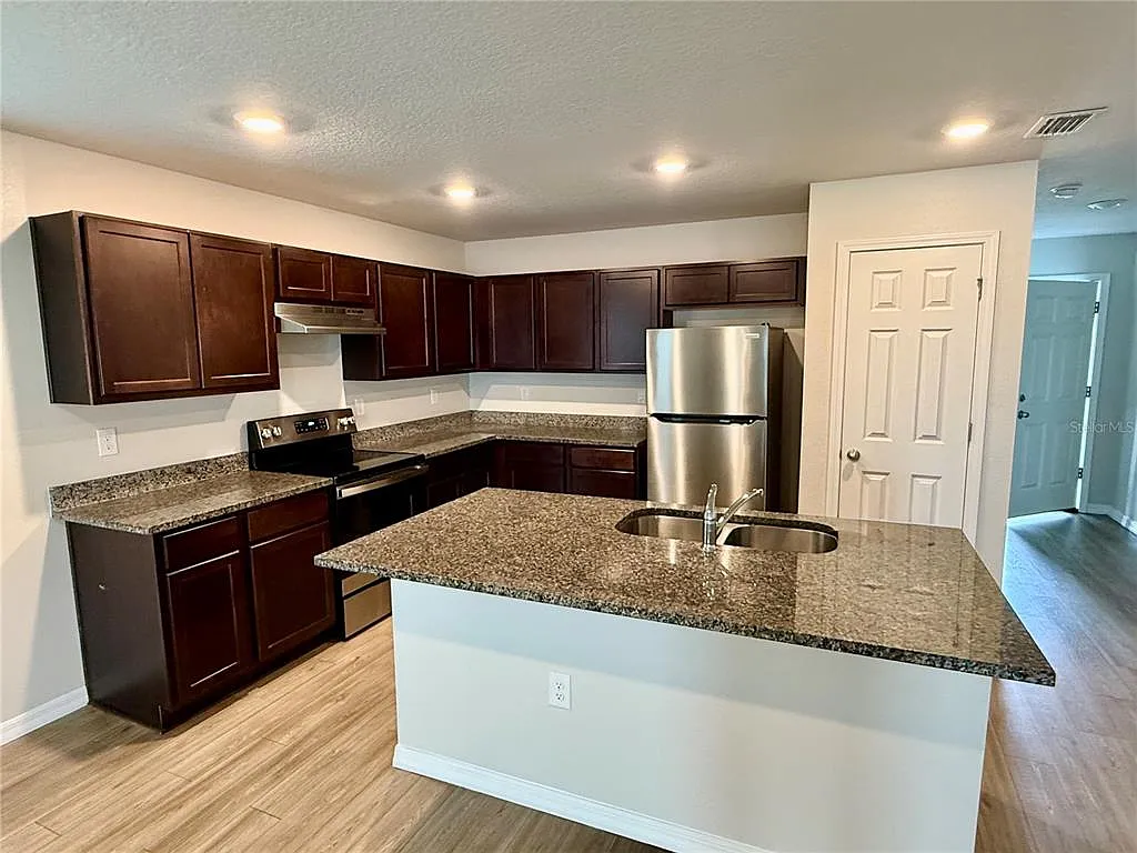 4 bed, 2.0 bath, 1515 sqft, $1,995 — Photo 2