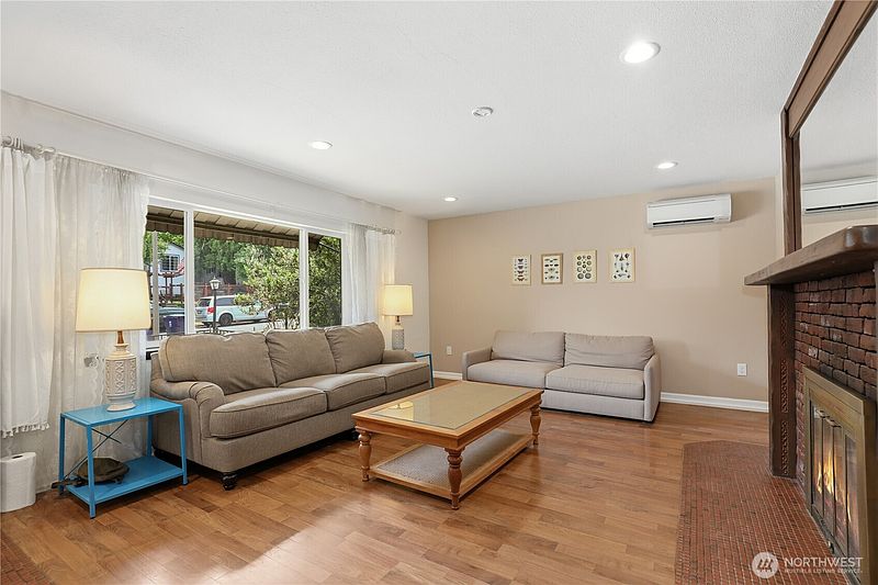 4th image of 305 S 35th Street