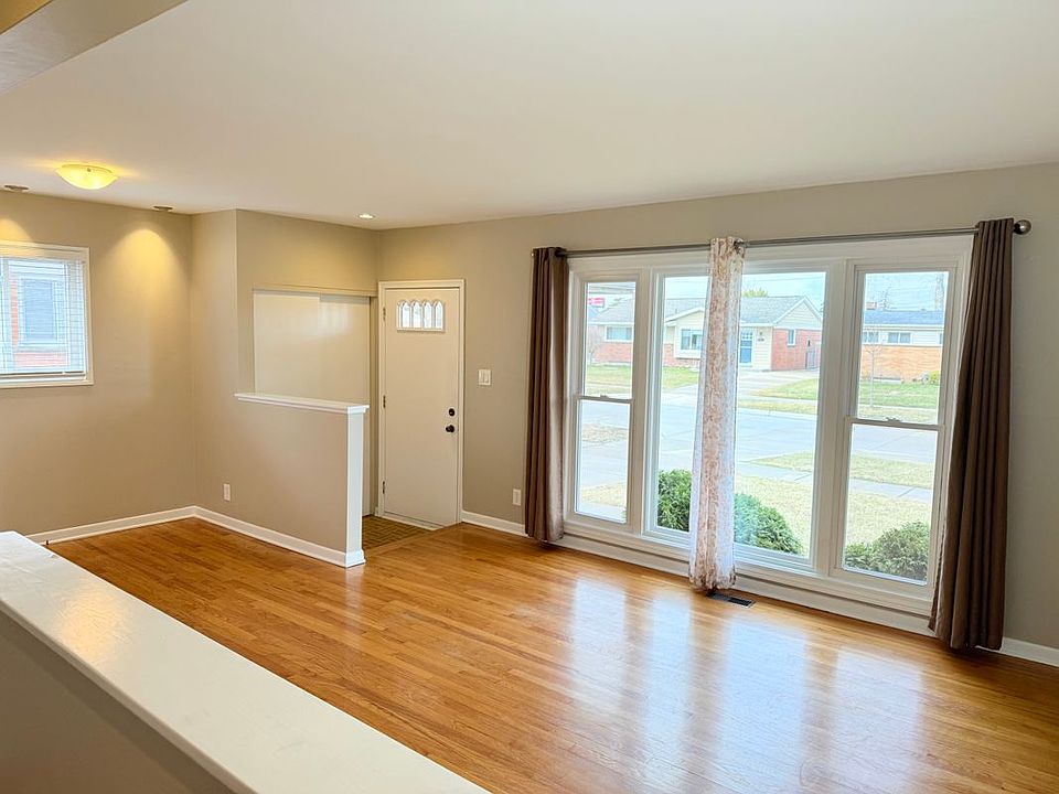 2nd image of 21300 Briarcliff St