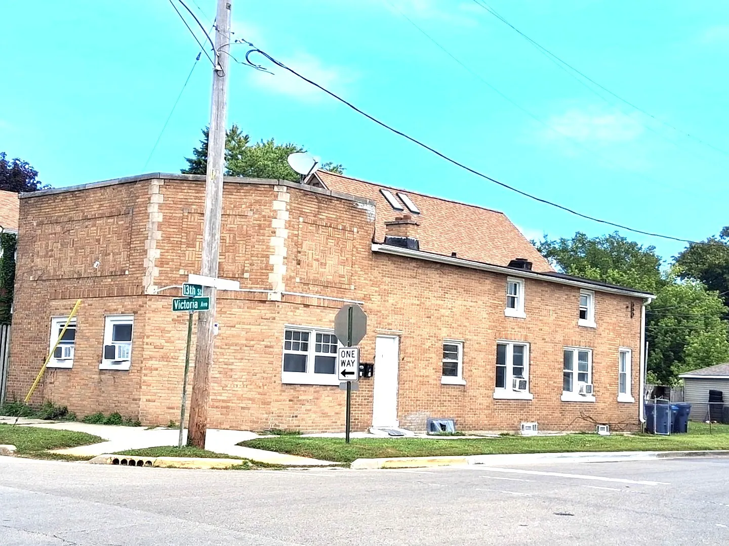 1247 Victoria Ave photo 1