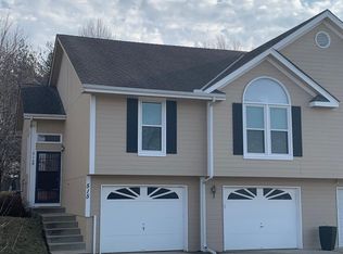 515 E 8th St, Kearney, MO 64060