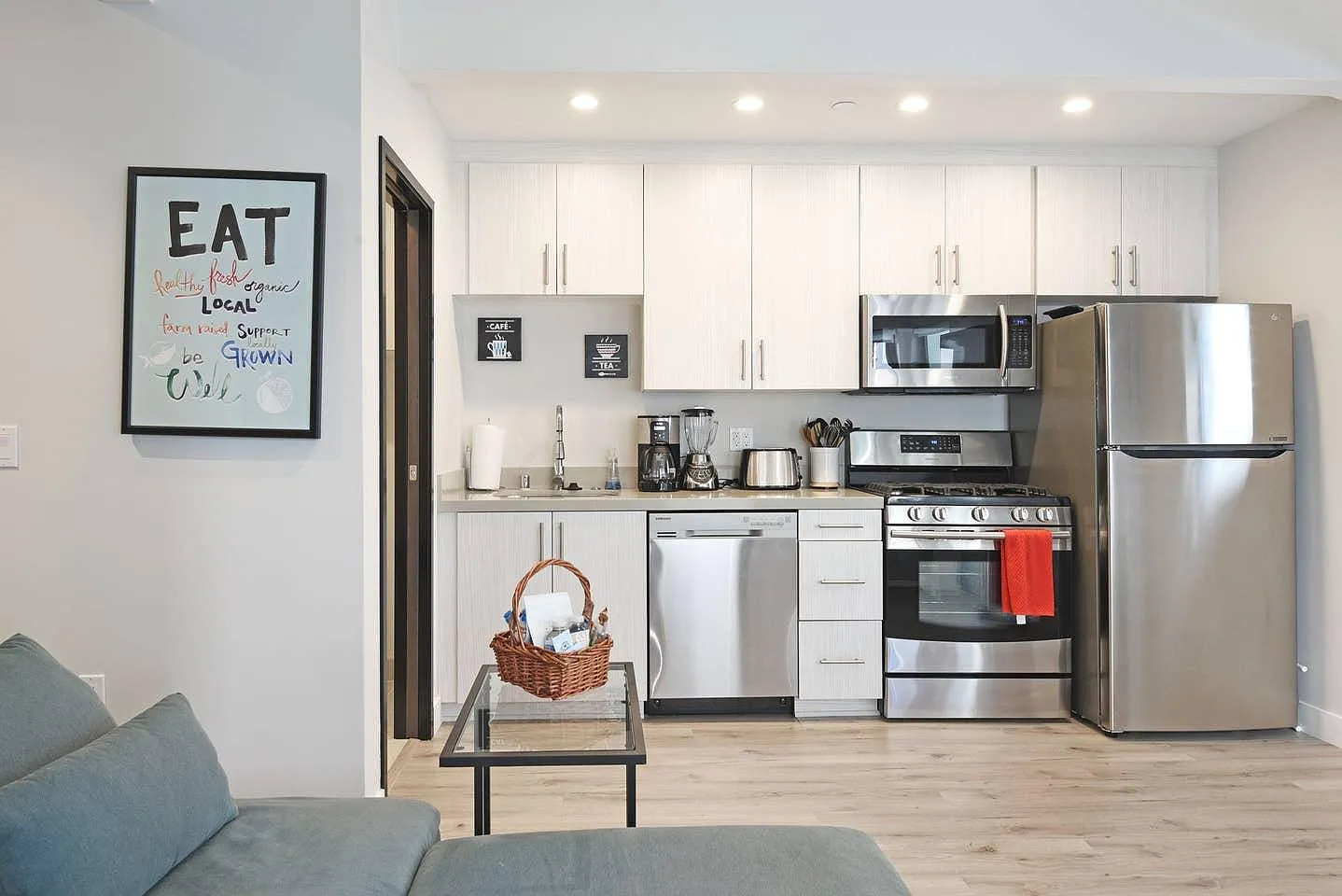 Studio, 450 sqft, $2,300 — Photo 3