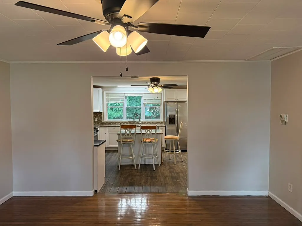 3 bed, 1.5 bath, 1271 sqft, $3,200 — Photo 4