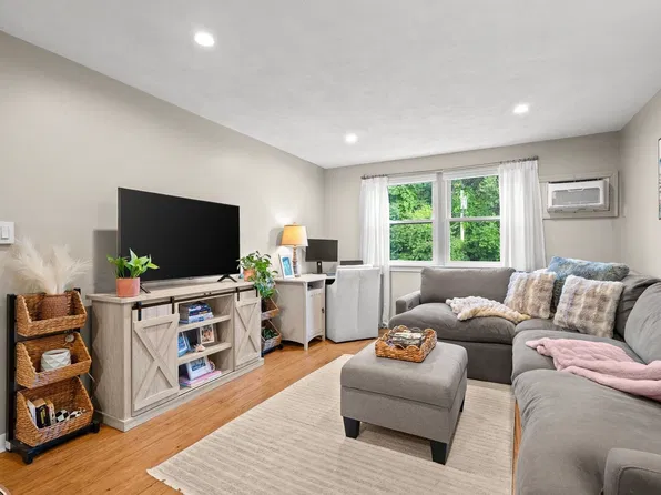 241 Main St APT C8, Reading, MA 01867