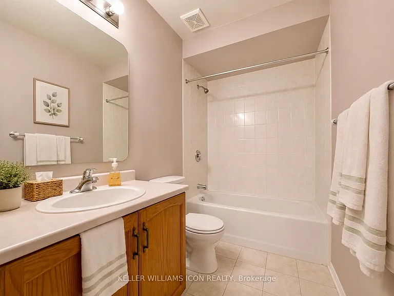 40 Thornbury Cres — Photo 15