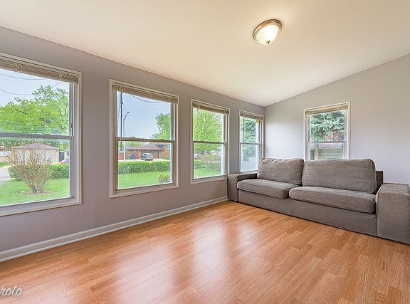 3rd image of 5640 W 89th St