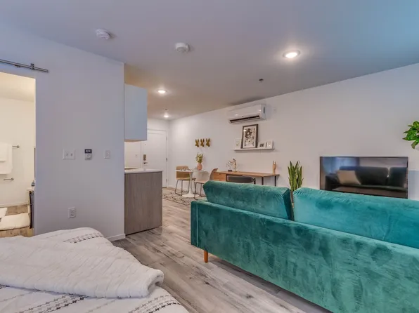 shareDOWNTOWN - Fremont East District