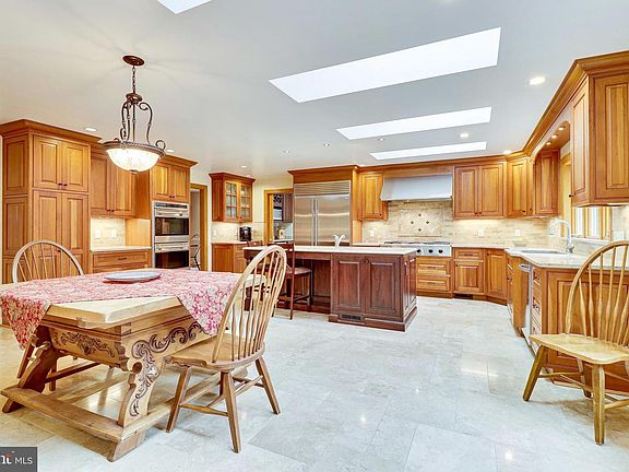 4th image of 11729 Pine Tree Dr