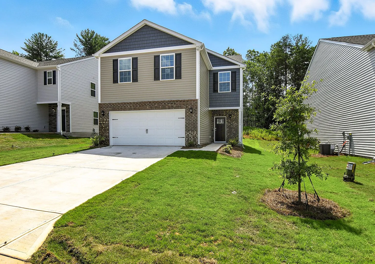 Beautiful 4 Bed 2.5 Bath home in The Falls at Hickory | Pet Friendly — Photo 1