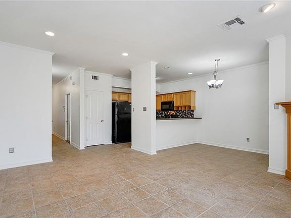 4th image of 10 Brandon Hall Dr APT B