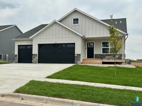 2908 S Copper Creek Ave, Sioux Falls, SD 57110