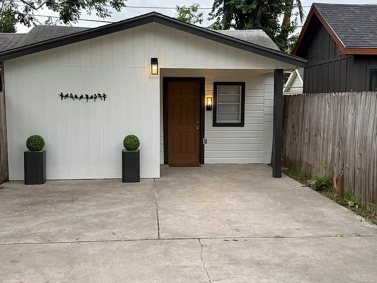 1105 W Maple Ave — Photo 1