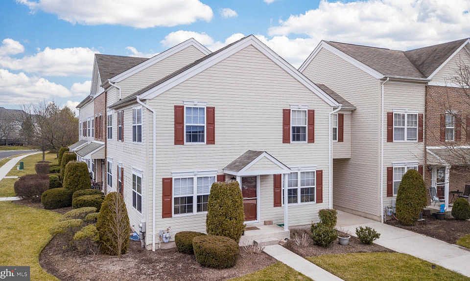 1st image of 119 Goldfinch Ct #233
