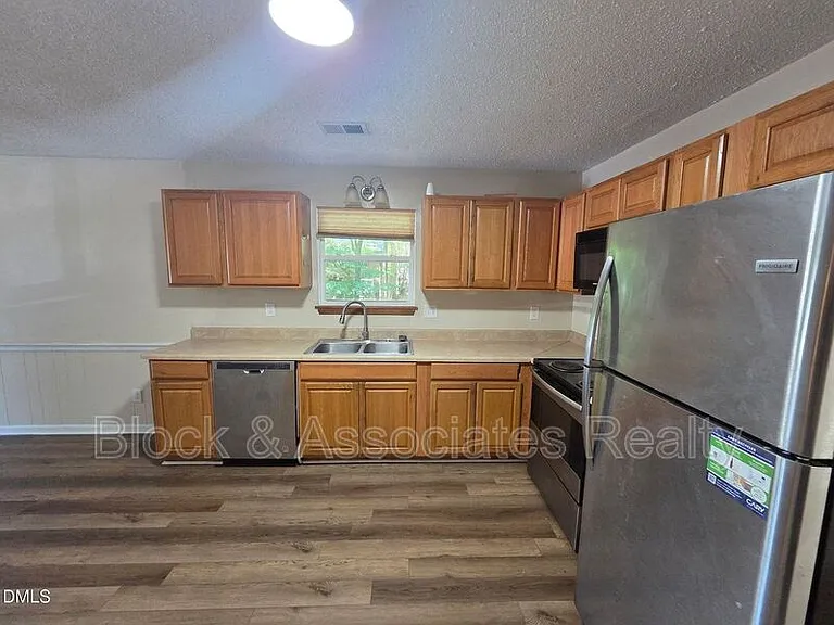 906 W Chatham St — Photo 4