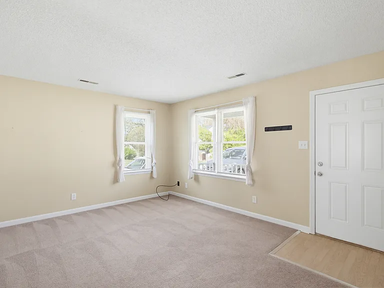 210 E McCulloch St — Photo 9