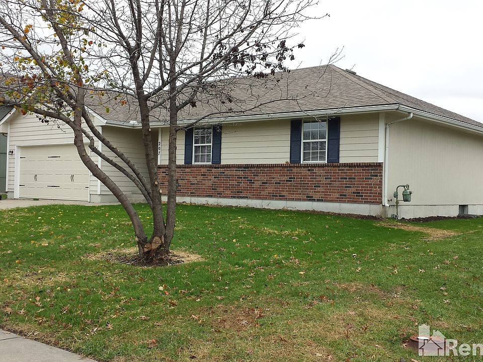 1st image of 207 SW Cross Creek Dr