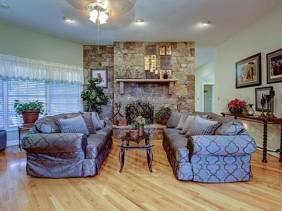 3rd image of 3904 Laurel Glen Ln