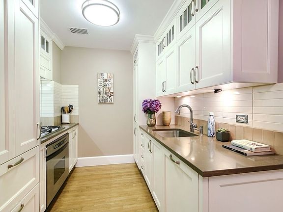 4th image of 27 W 72nd St #315