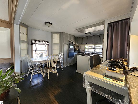 5th image of 7512 Greenleaf Dr