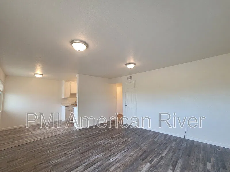3 bed, 1.0 bath, 1040 sqft, $1,550 — Photo 2