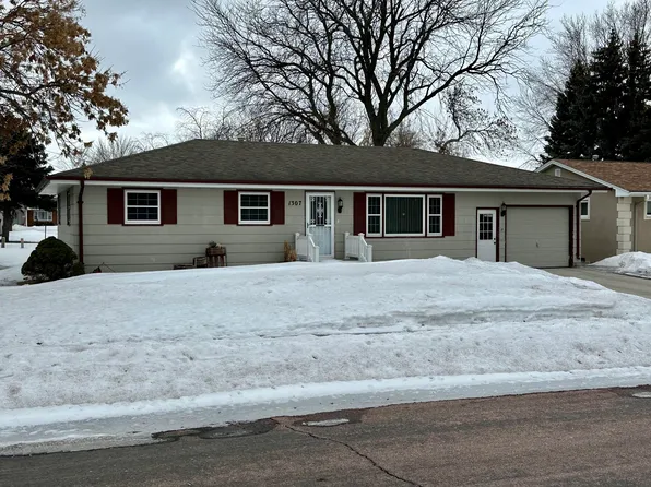 1307 Palmer Pl, Mitchell, SD 57301