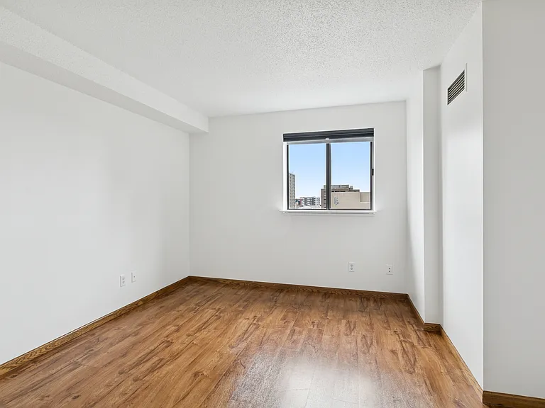 78 10th St E #806 — Photo 7