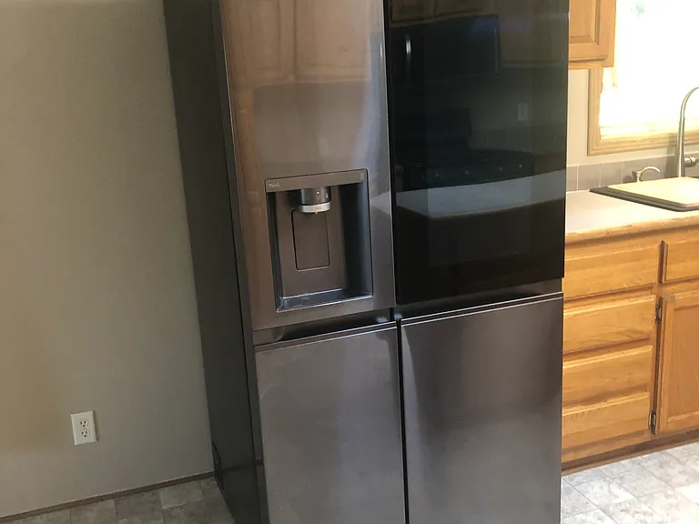 Large 25 cubic foot fridge with Ice/Water in door