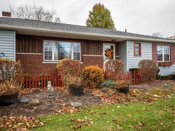37 Edgewood Dr, Greenville, PA 16125