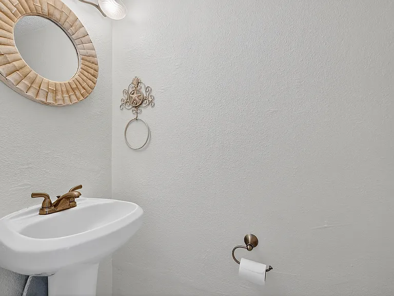 437 N Oleander Ave — Photo 3