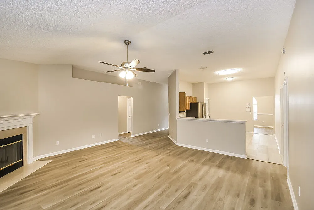 3 bed, 2.0 bath, 1889 sqft, $3,210 — Photo 4