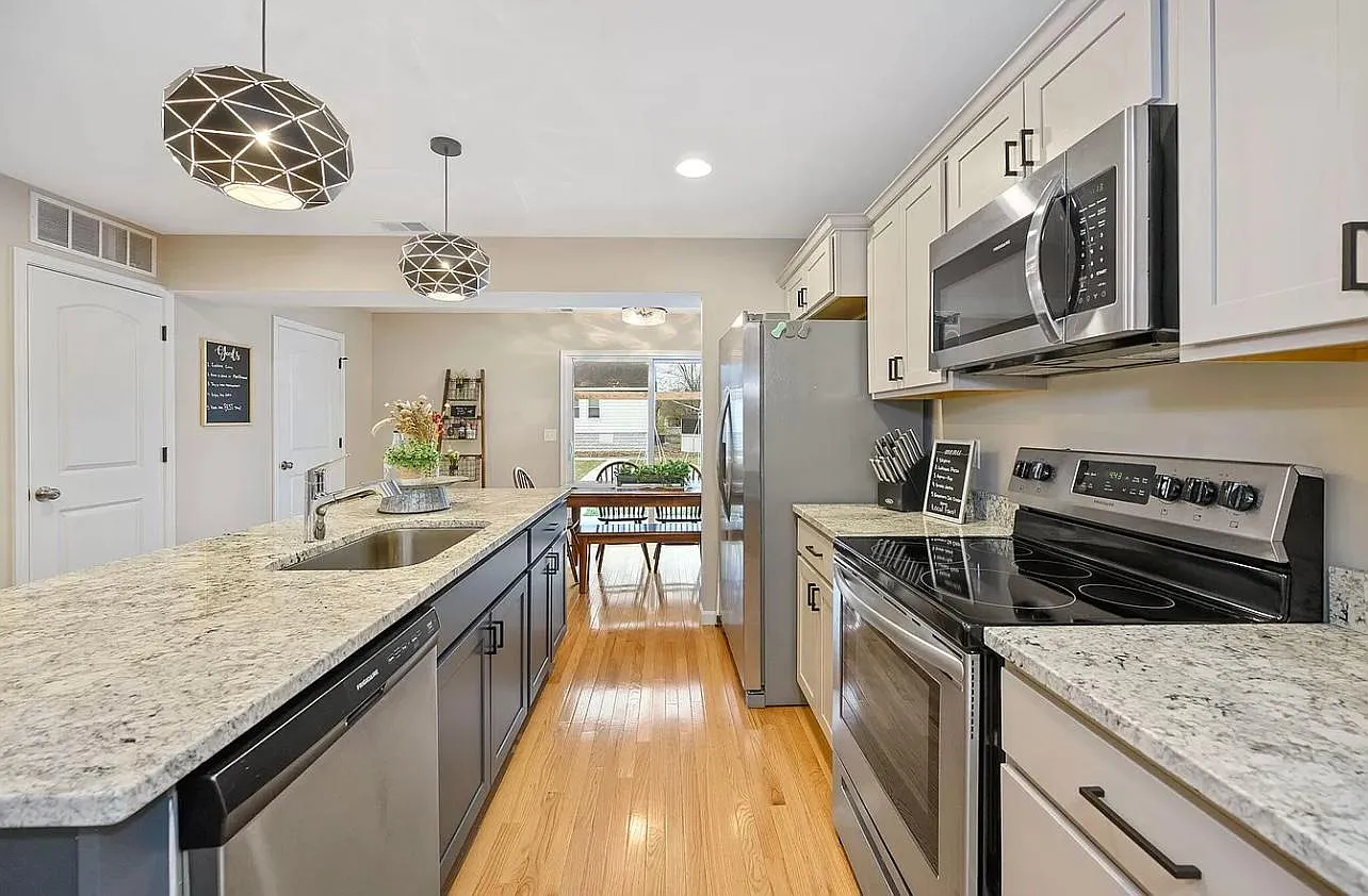 3325 Latonia Ave — Photo 4