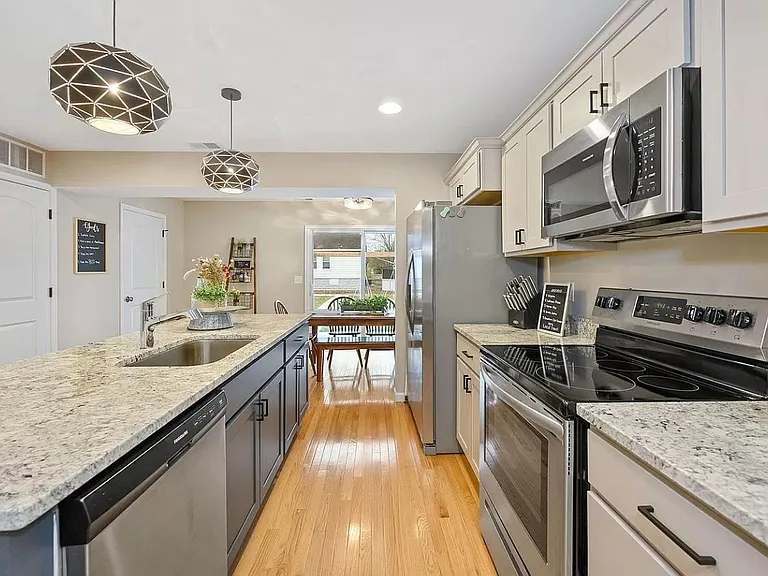3325 Latonia Ave — Photo 4