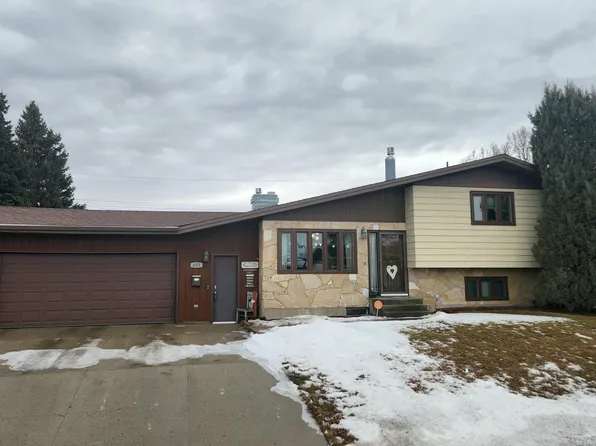 403 13th St NW, Mandan, ND 58554