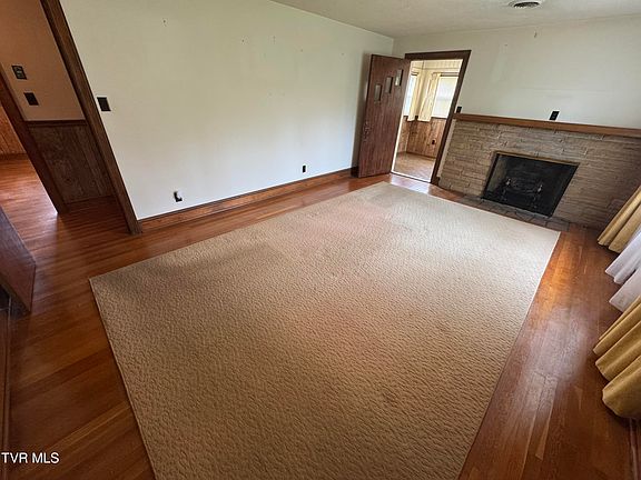 3rd image of 116 W Cedar St