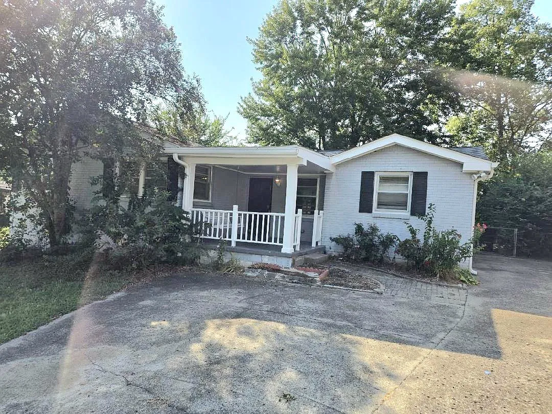3 bed, 1.5 bath, 1274 sqft, $2,000 — Photo 3