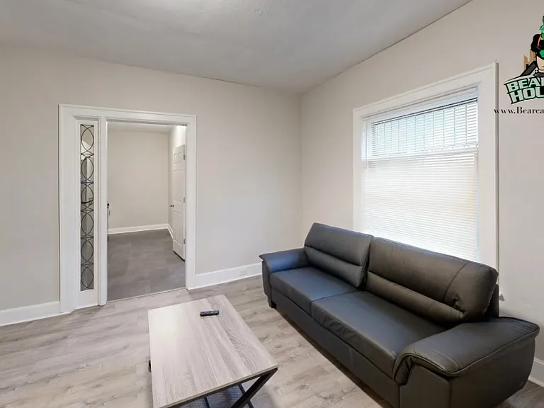 135 Beethoven St #1 — Photo 3