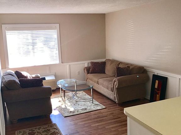 Furnished LR, laminate floors