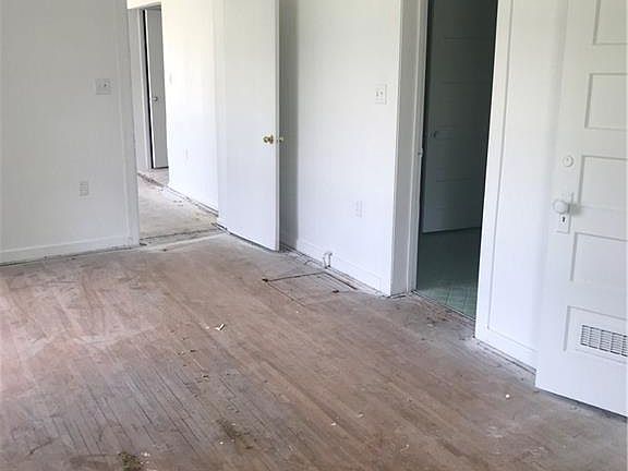 3rd image of 818 N Treadaway Blvd