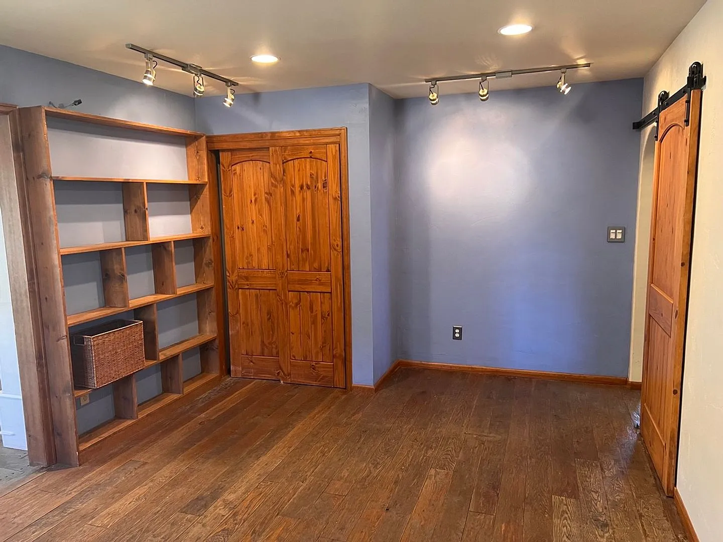 BRECK two living spaces! Fenced backyard! Bus route! Community hot tubs, pool, sauna, volleyball ... — Photo 3