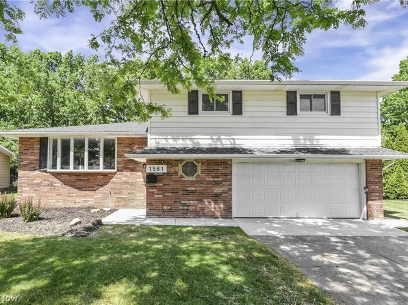 1581 N Circle View Dr, Seven Hills, OH 44131