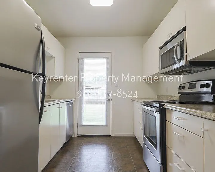 923 E 37th Pl — Photo 4