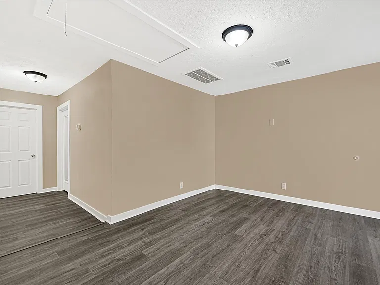 305 N Live Oak St — Photo 6