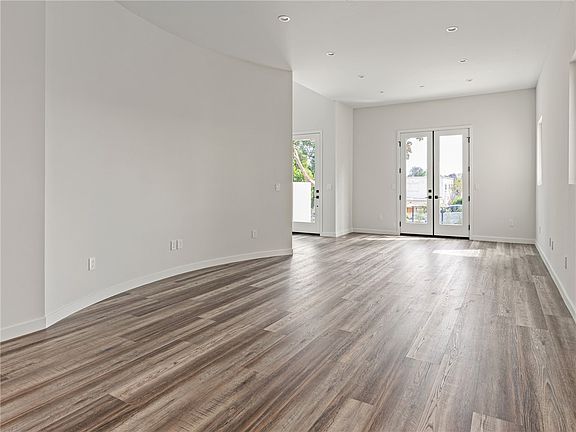 5th image of 417 Standard St