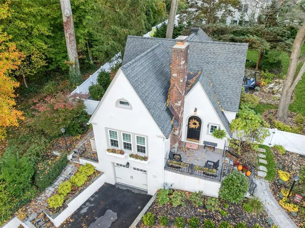 2 Cedar Lane, Glen Head, NY 11545