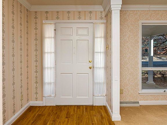 4th image of 904 S Briarwood Dr