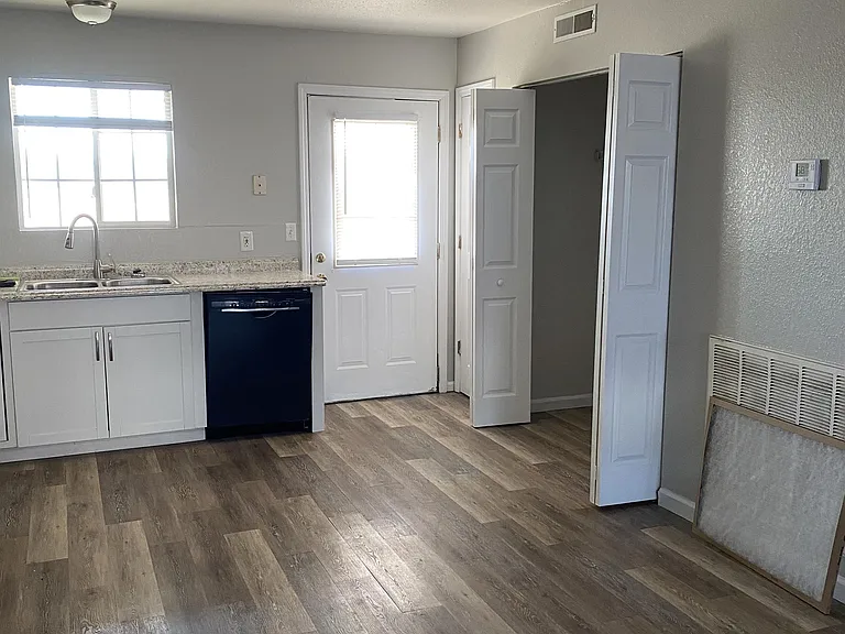 1350 Carlson Dr — Photo 7