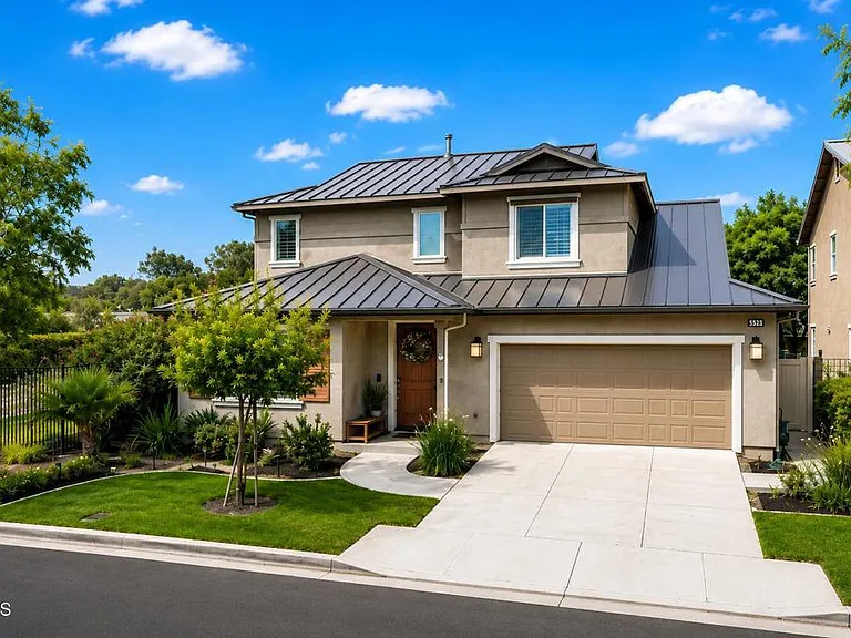 197 Pelican Pointe Ct — Photo 1